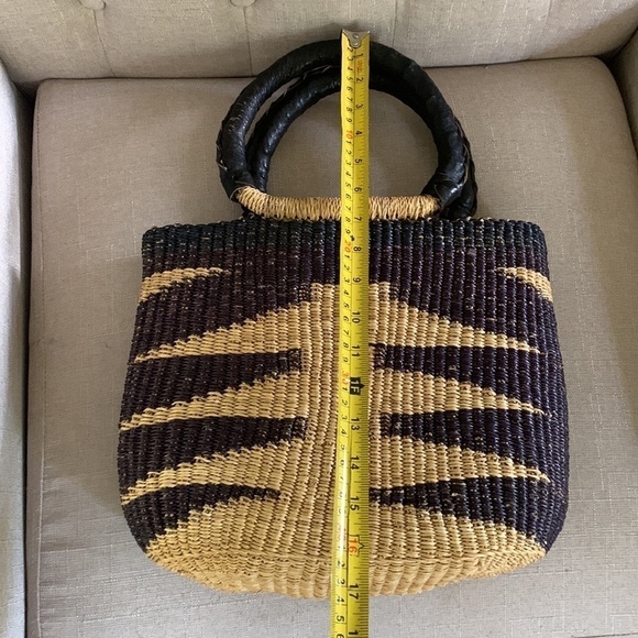 Straw bag leather vintage cottage boho basket from Ghana in Natural and navy - Picture 9 of 11
